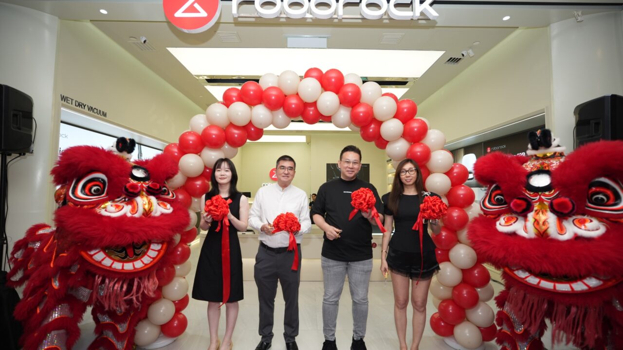 L-R_Jude Chen, SEA Sales Manager, Roborock,Datuk Hong Choon Hau,Executive Director,Hello Smart, Nelson Leong,Managing Director,Vivid Telecommunication Sdn Bhd, Grace Ooi, Executive Director,Vivid Telecommunication Sdn Bhd